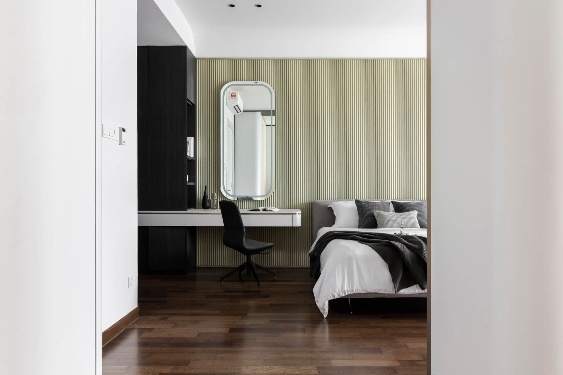 Moody Contemporary 17